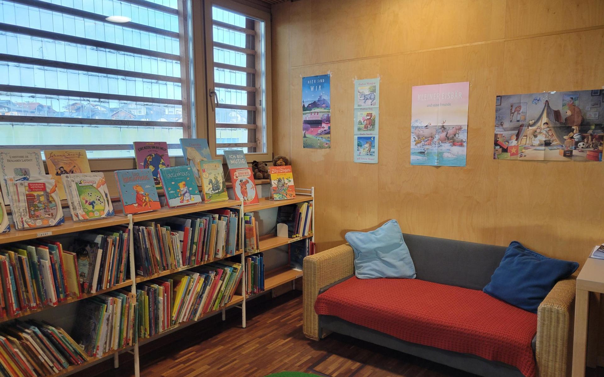 Regal mit Kinderbücher und Sofa