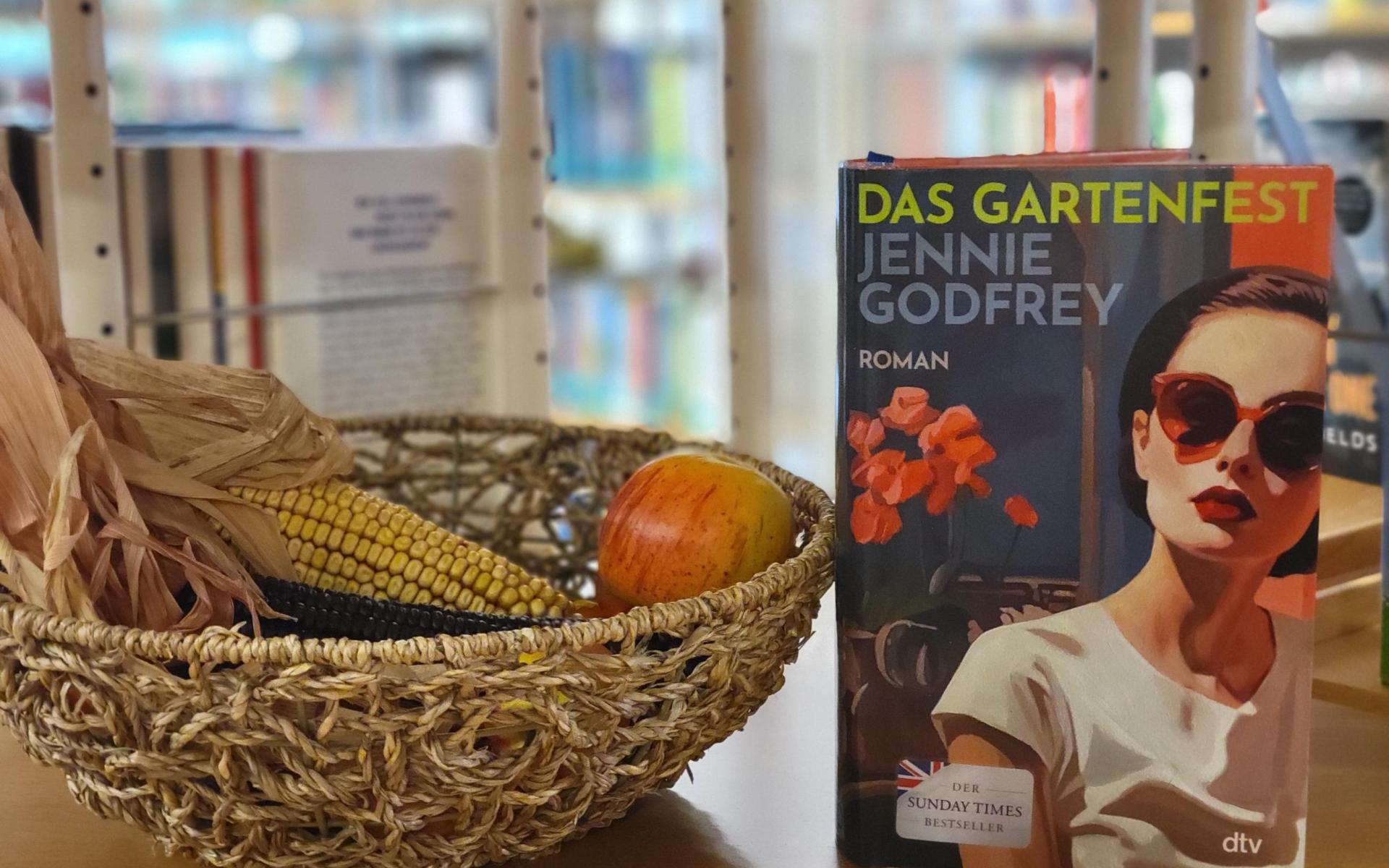 Buch mit herbstlichen Korb
